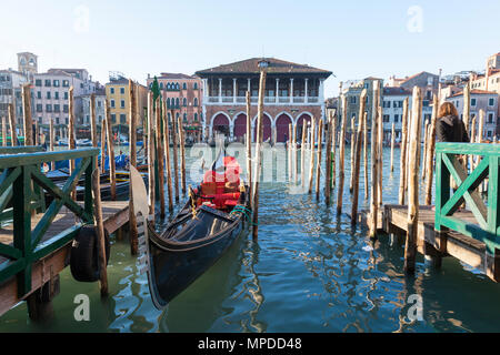 Sonnenaufgang, Dämmerung auf den Canal Grande und die Rialto Markt, Venedig, Venetien, Italien mit einem verankerten Gondel und Überlegungen während der Goldenen Stunde Stockfoto