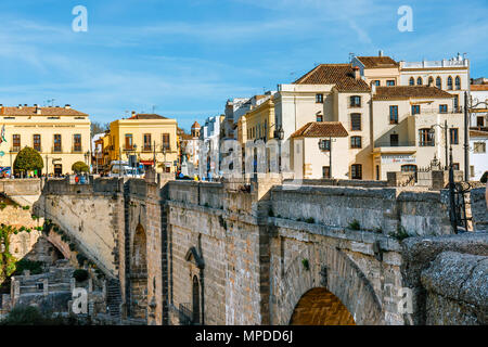 Ronda, Spanien, April 05, 2018: Touristen neue Brücke Besuch im Dorf Ronda in Andalusien, Spanien Stockfoto