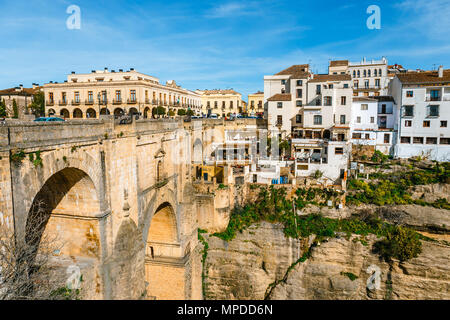 Ronda, Spanien, April 05, 2018: Touristen neue Brücke Besuch im Dorf Ronda in Andalusien, Spanien Stockfoto