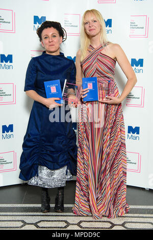 Der polnische Autor Olga Tokarczuk (links) abgebildet mit Übersetzer Jennifer Croft nach dem Gewinn des Man Booker International Prize 2018, für ihre Flüge buchen, im Victoria und Albert Museum in London. PRESS ASSOCIATION Foto. Bild Datum: Dienstag, Mai 22., 2018. Photo Credit: Matt Crossick/PA-Kabel. Stockfoto