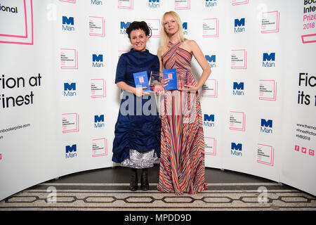 Der polnische Autor Olga Tokarczuk (links) abgebildet mit Übersetzer Jennifer Croft nach dem Gewinn des Man Booker International Prize 2018, für ihre Flüge buchen, im Victoria und Albert Museum in London. PRESS ASSOCIATION Foto. Bild Datum: Dienstag, Mai 22., 2018. Photo Credit: Matt Crossick/PA-Kabel. Stockfoto