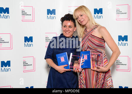 Der polnische Autor Olga Tokarczuk (links) abgebildet mit Übersetzer Jennifer Croft nach dem Gewinn des Man Booker International Prize 2018, für ihre Flüge buchen, im Victoria und Albert Museum in London. PRESS ASSOCIATION Foto. Bild Datum: Dienstag, Mai 22., 2018. Photo Credit: Matt Crossick/PA-Kabel. Stockfoto