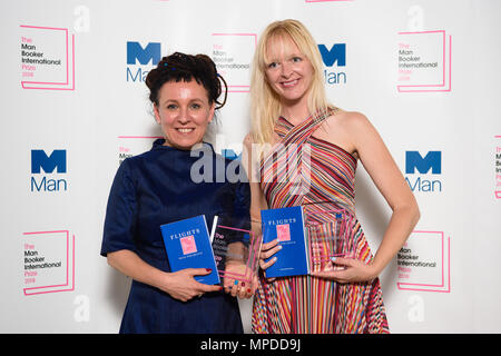 Der polnische Autor Olga Tokarczuk (links) abgebildet mit Übersetzer Jennifer Croft nach dem Gewinn des Man Booker International Prize 2018, für ihre Flüge buchen, im Victoria und Albert Museum in London. PRESS ASSOCIATION Foto. Bild Datum: Dienstag, Mai 22., 2018. Photo Credit: Matt Crossick/PA-Kabel. Stockfoto