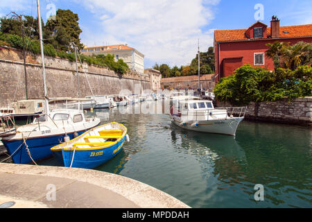 Die Fosa Marina am kroatischen Hafen von Zadar Kroatien mit Yachten, Segelboote und Sportboote im Hafen Stockfoto