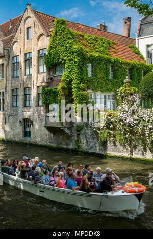 Touristenboot auf Kanal Groenerei in der mittelalterlichen Stadt Brügge, Belgien Stockfoto