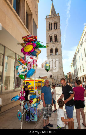 Familie mit jungen Kauf eines Helium gefüllten Ballon in der Haupteinkaufsstraße in der kroatischen Hafenstadt Zadar Kroatien Stockfoto