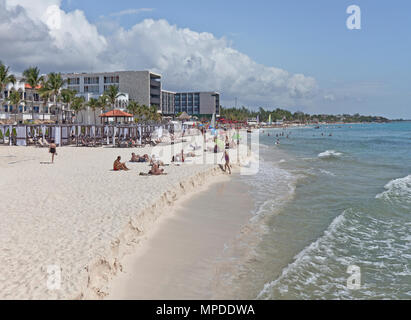 Direkt am Strand - Playa del Carmen, Quintana Roo, Mexiko. Cabanas am Strand (leftCenter) gehören zu den Royal Playa del Carmen Alle - Erwachsene Resort. Stockfoto