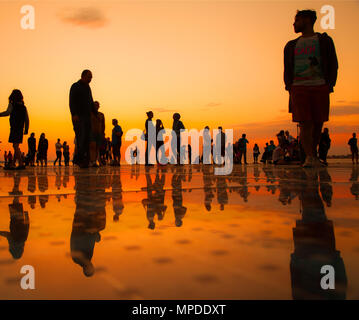 Urlaubern und Touristen bewundern eine glorreiche orange Sonnenuntergang vom photovolt Installation, das Denkmal für die Sonne im Hafen von Zadar Kroatien Stockfoto