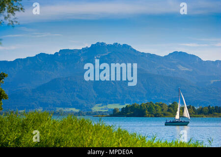 Chiemsee Kampenwand mit Segelboot und die Berge im Hintergrund, Bayern, Deutschland, Europa Stockfoto