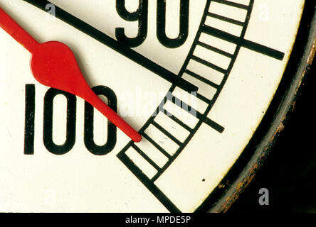 Classic old Manometer, Rot & Schwarz Hände, fast 100% erreichten" unter "Druck", Teilansicht. Stockfoto