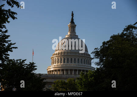 Sonnenlicht beleuchtet die Westwand des dem US Capitol vor Sonnenuntergang am Mai 16th, 2017. Stockfoto