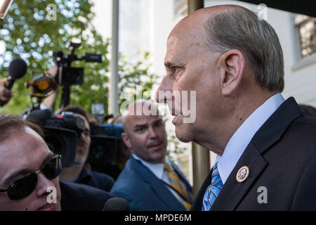 Rep. Louie Gohmert (R-TX) spricht mit Reportern. Stockfoto