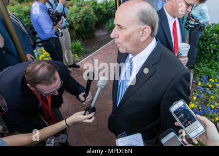 Rep. Louie Gohmert (R-TX) spricht mit Reportern. Stockfoto