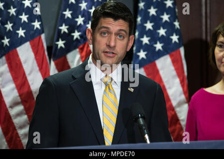 Republikanische Führer Paul Ryan während einer Pressekonferenz nach einem republikanischen Caucus Treffen am 17. Mai 2017. Ryan sprach über die republikanischen Bemühungen vorwärts mit der Steuerreform zu verschieben und beantwortet Fragen von Reportern auf die Entfaltung Skandal um Präsident Trump und Russland erklärt: "Wir müssen alle Fakten." Stockfoto