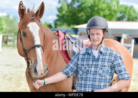 Porträt eines jungen Mannes mit Pferd Stockfoto