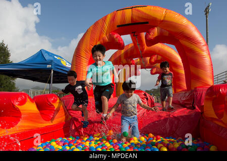 Kinder nehmen in der Jugend Kurs als Teil des weltweit bekannten Camp Hansen Schlamm laufen, auf Camp Hansen, Okinawa, Japan, 9. April 2017 statt. Die Jugend war in der Lage, entweder 1 km oder 500 Meter Relais zur Teilnahme als Erwachsene entweder 5k- oder 10k Rennen laufen würden. Die Veranstaltung bestand aus über 3.000 Läufer über 1.000 einheimische zu gehören. Stockfoto