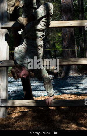 Ein U.S. Army Ranger steigt herab eine umgekehrte Leiter in der Darby Königin Hindernis Kurs während der besten Ranger Wettbewerb 2017 im Camp Darby, Ga., 9. April 2017. Die 34. jährliche David E. Grange jr. Am besten Ranger Wettbewerb 2017 ist eine dreitägige Veranstaltung, bestehend aus Herausforderungen Wettbewerber des körperlichen, geistigen und technischen Fähigkeiten. Stockfoto