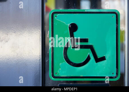 Schematische quadratischen Bild auf Glas mit Bild des behinderten Menschen im Rollstuhl Close-up Stockfoto