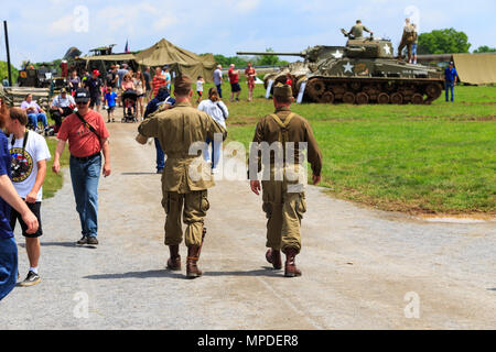 Carlisle, PA, USA - 20. Mai 2018: WWII reenactors gehen an die Armee Heritage Days Veranstaltung in der US-Armee Erbe und Education Center. Stockfoto