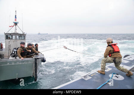 POHANG, Südkorea (9. April 2017) – Segler, befestigt, amphibische Bau-Bataillon 1 und Assault Craft Unit 1, Hand offline verbessert Navy leichterung System Roll-on/Roll-off entladen Anlage an der Rampe der USNS Pililaau (T-AKR 304) während der Operation Pazifik erreichen Übung 2017 (OPRex17) zu sichern. OPRex17 ist eine bilaterale Fortbildungsveranstaltung zur Bereitschaft zu gewährleisten und aufrechtzuerhalten der ROK-US-Allianz durch die Ausübung ein Bereich Distribution Center (ADC), ein Air Terminal liefern Punkt (AZP), gemeinsame Logistik kombiniert Over-the-Shore (Klumpen) und die Nutzung der Schiene, Binnenschifffahrt und c Stockfoto