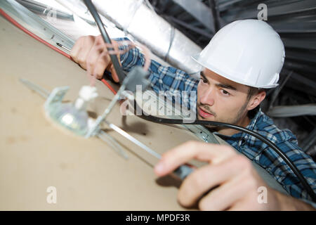 Elektriker installieren Hängeleuchten Stockfoto