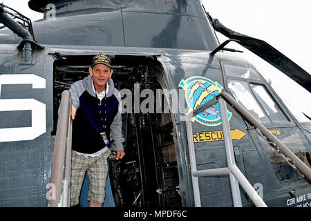 Marine Vietnam Veteran, Wayne Oversen, Touren ein Hubschrauber auf dem Flugdeck der USS Midway Museum, San Diego, Kalifornien Stockfoto