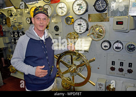 US Marine Vietnam Veteran Hand auf der Drosselklappe in den Maschinenraum, Kontrollraum, der USS Midway Aircraft Carrier Museum San Diego, Kalifornien Stockfoto