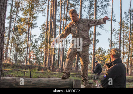 U.S. Army Ranger Sgt. 1. Klasse Jesse Vork, die Nationalgarde zugewiesen, Spaziergänge über ein Hindernis bei der 34. jährlichen David E. Grange jr. Am besten Ranger Wettbewerb an Ft. Benning, Ga., 9. April 2017. Die besten Ranger Wettbewerb ist eine dreitägige Veranstaltung, bestehend aus Herausforderungen Wettbewerber des körperlichen, geistigen und technischen Fähigkeiten, sowie zu Orten, an denen das Militär die besten Zwei-mann Ranger Teams gegeneinander um den Titel des besten Ranger zu konkurrieren. Stockfoto