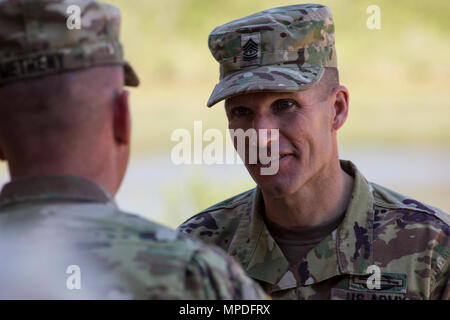 Sgt. Maj. der Armee Daniel A. Dailey spricht mit Soldaten auf der 34. jährlichen David E. Grange jr. Am besten Ranger Wettbewerb an Ft. Benning, Ga., Nov. 9, 2017. Die besten Ranger Wettbewerb ist eine dreitägige Veranstaltung, bestehend aus Herausforderungen Wettbewerber des körperlichen, geistigen und technischen Fähigkeiten, sowie zu Orten, an denen das Militär die besten Zwei-mann Ranger Teams gegeneinander um den Titel des besten Ranger zu konkurrieren. Stockfoto