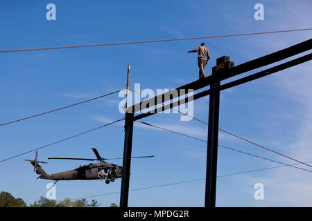 Ein U.S. Army Ranger Spaziergänge durch einen Strahl während der besten Ranger Wettbewerb 2017, Fort Benning, Ga., 9. April 2017. Die besten Ranger Wettbewerb ist eine dreitägige Veranstaltung, bestehend aus Herausforderungen Wettbewerber des körperlichen, geistigen und technischen Fähigkeiten, sowie zu Orten, an denen das Militär die besten Zwei-mann Ranger Teams gegeneinander um den Titel des besten Ranger zu konkurrieren. Stockfoto