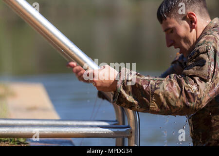 Ein U.S. Army Ranger Klettert eine Leiter während der besten Ranger Wettbewerb 2017, Fort Benning, Ga., 9. April 2017. Die besten Ranger Wettbewerb ist eine dreitägige Veranstaltung, bestehend aus Herausforderungen Wettbewerber des körperlichen, geistigen und technischen Fähigkeiten, sowie zu Orten, an denen das Militär die besten Zwei-mann Ranger Teams gegeneinander um den Titel des besten Ranger zu konkurrieren. Stockfoto