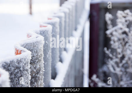 Wellenförmige Zaun mit Frost in der Vorausschau Stockfoto