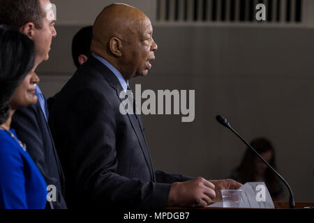 Rep. Elijah Cummings (D-MD) spricht bei einer Pressekonferenz Bemühungen Haus Demokraten zu etablieren und unabhängige Kommission, die Beziehungen zwischen Präsident Trump und Russland am 17. Mai 2017 auf dem US Capitol untersuchen einzuführen. Stockfoto