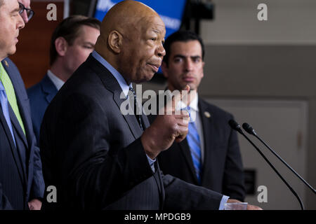 Rep. Elijah Cummings (D-MD) spricht bei einer Pressekonferenz Bemühungen Haus Demokraten zu etablieren und unabhängige Kommission, die Beziehungen zwischen Präsident Trump und Russland am 17. Mai 2017 auf dem US Capitol untersuchen einzuführen. Stockfoto