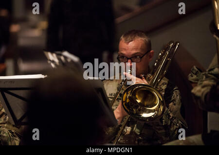 Manöver Kompetenzzentrum U.S. Army Soldat und Orchester Mitglied führt die Armee Lied, während der besten Ranger Wettbewerb Preisverleihung 2017 am Marschall Auditorium auf Fort Benning, Ga, 10. April 2017. Die 34. jährliche David E. Grange jr. Am besten Ranger Wettbewerb 2017 ist eine dreitägige Veranstaltung, bestehend aus Herausforderungen Wettbewerber des körperlichen, geistigen und technischen Fähigkeiten. Stockfoto