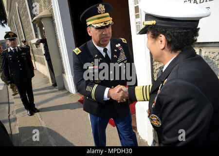 Us-Armee Oberst Darius S. Gallegos, (CoESPU) Stellvertretender Direktor, begrüßt NATO JFC - Neapel Commander Admiral Michelle Howard, während eines Besuchs im Center of Excellence für Stabilität Polizei Units (CoESPU) Vicenza, 10. April 2017.