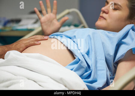 Schwangere Frau Bauch Inspektion von Doktor hand Stockfoto