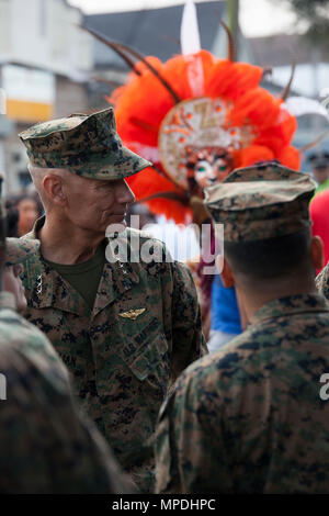 NEW ORLEANS - Generalleutnant Rex C. McMillian, Kommandant der Marine Reserve und Marine Nord, interagiert mit Marines an der Krewe von Zulu Parade während Mardi Gras in New Orleans, 28.02.2017. Marines demonstrierten in zahlreichen Paraden während des Mardi Gras Jahreszeit in der Unterstützung der lokalen Gemeinde. (U.S. Marine Corps Foto von Pfc. Niles Lee/Freigegeben) Stockfoto