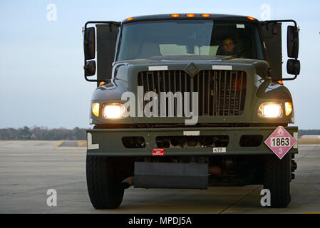 Us Air Force Airman 1st Class Alec Hyman, 20 Logistik Bereitschaft Squadron Brennstoffe Verteilung operator, fährt ein R-11 Tanken Lkw bei Shaw Air Force Base, S.C., 28.02.2017. Der Stapler kann halten fast 6.000 Liter Jet A Kraftstoff, genug zu füllen etwa vier cm leer F-16 Fighting Falcons. (U.S. Air Force Foto von Airman 1st Class Kathryn R.C. Reaves) Stockfoto