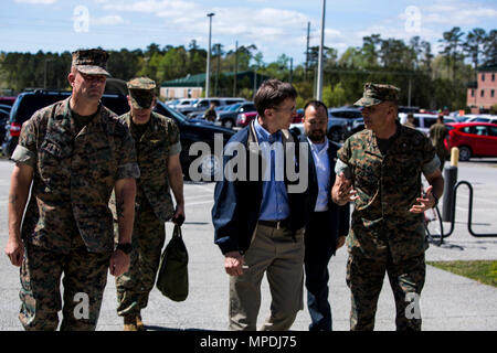 Sekretär der Marine Sean Stackley ist durch 2. Marine Flugzeugflügel kommandierenden General Brig begleitet. Gen. Matthew Glavy bei Marine Corps Air Station New River, N.C., 10. April 2017. Stackley besucht und MCAS MCAS Cherry Point New River die Flotte Readiness Center East und die CH-53E Super Stallion zurücksetzen Einrichtungen zu bereisen. FRC Osten bietet einen höheren Echelon der Instandhaltung, der es ermöglicht, dass mehr in die Tiefe Wartung die Staffeln nicht bieten kann. Die CH-53E reset Programm kehrt das Flugzeug an ihre Mission, Status und verbessert die materiellen Zustand des Flugzeugs. Stockfoto