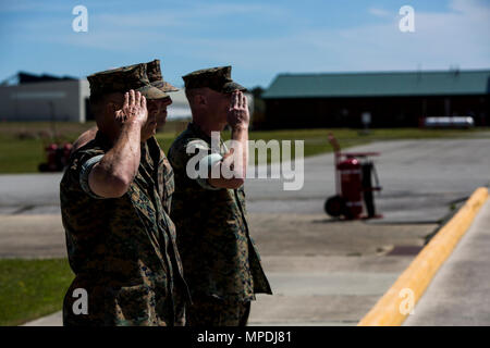 Us Marine Corps Brig. Gen. Matthew G. Glavy, Sgt. Maj. Howard Kreamer und Colonel Timothy Burton, willkommen Sekretär der Marine Sean Stackley zu Marine Corps Air Station New River, N.C., 10. April 2017. Stackley besucht und MCAS MCAS Cherry Point New River Flotte Readiness Center East und CH-53E reset Einrichtungen zu bereisen. Glavy ist der kommandierende General des 2. Marine Flugzeugflügel, Burton ist der kommandierende Offizier der WAB New River, und Kreamer ist der Sergeant Major für 2. MAW. Stockfoto