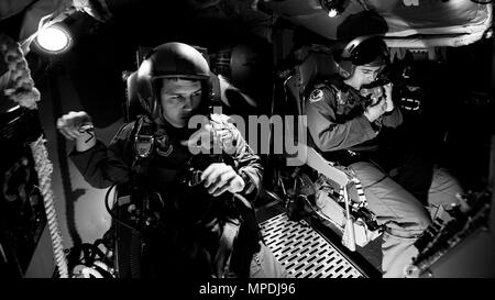 Aircrew Mitglieder aus den 23 Bomb Squadron passen ihre Flight Safety Gang beim Ausstieg Ausbildung in Minot Air Force Base, N.D., Jan. 22, 2017. 13 23 BS Mitglieder in einem simulierten Flugzeugen ausgebildet und erfahren, wie und wann die Flugzeuge sicher Verlassen im Notfall. (U.S. Air Force Foto/Senior Airman J.T. Armstrong) Stockfoto