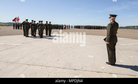 Während einer Zeremonie zum Kommandowechsel in Camp Pendleton, Kalifornien, am 3. März 2017, gab der scheidende Kommandant des 5. Marine Regiments, 1. Marine Division, offiziell die Führung ab. Die Veranstaltung hob die Geschichte des Regiments hervor, seine Beiträge zu den Operationen des Marine Corps und die zeremonielle Tradition der Autorität und demonstrierte die Bedeutung der Kontinuität der Führung, der Disziplin und der Einheitenbereitschaft innerhalb des kämpfenden Fünften Regiments und der Blauen Diamanten-Brigade. Stockfoto