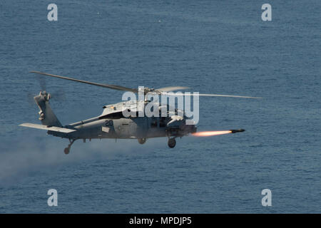 N eine AGM-114 Hellfire Rakete wird von einem MH-60S Seahawk Helikopter Hubschrauber Meer Combat Squadron (HSC) 6, bei einer ordnance Range am März 02, 2017, auf der Insel San Clemente, Kalifornien, während einer Live-fire Combat Training übung zugewiesen. HSC-6 bietet Vertikale heben Suche und Rettung, Logistik, anti-oberfläche Kriegsführung, Special Operations Forces support und Suche und Rettung. (U.S. Marine bekämpfen Kamera Foto von Mass Communication Specialist 1. Klasse Doug Harvey/Freigegeben) Stockfoto