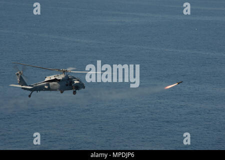 N eine AGM-114 Hellfire Rakete wird von einem MH-60S Seahawk Helikopter Hubschrauber Meer Combat Squadron (HSC) 6, bei einer ordnance Range am März 02, 2017, auf der Insel San Clemente, Kalifornien, während einer Live-fire Combat Training übung zugewiesen. HSC-6 bietet Vertikale heben Suche und Rettung, Logistik, anti-oberfläche Kriegsführung, Special Operations Forces support und Suche und Rettung. (U.S. Marine bekämpfen Kamera Foto von Mass Communication Specialist 1. Klasse Doug Harvey/Freigegeben) Stockfoto