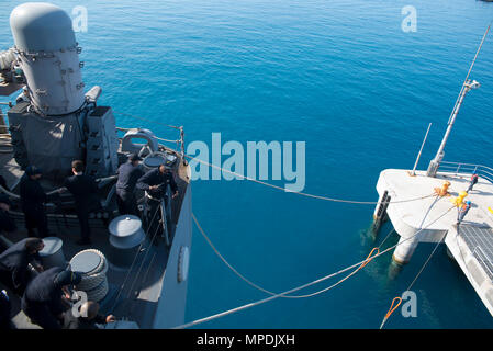 170304-N-XT 039-018 Okinawa, Japan (Mar. 4, 2017) Segler griff Festmacher an Bord amphibisches Schiff USS BONHOMME RICHARD (LHD6) während Meer und anker detail. Bonhomme Richard ist auf einer Routinepatrouille in der Indo-Asia-Pazifik-region Als vorwärts zu dienen - für jede Art von Kontingenz. (U.S. Marine Foto von Mass Communication Specialist Seaman Apprentice Jesse Marquez Magallanes/Freigegeben) Stockfoto