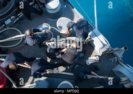 170304-N-XT 039-027 Okinawa, Japan (Mar. 4, 2017) Segler griff Festmacher an Bord amphibisches Schiff USS BONHOMME RICHARD (LHD6) während Meer und anker detail. Bonhomme Richard ist auf einer Routinepatrouille in der Indo-Asia-Pazifik-region Als vorwärts zu dienen - für jede Art von Kontingenz. (U.S. Marine Foto von Mass Communication Specialist Seaman Apprentice Jesse Marquez Magallanes/Freigegeben) Stockfoto