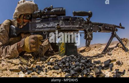 RABKUT, Oman (Feb. 22, 2017) ein US-Marine mit Bataillon Landung Team 1 Mrd., 4 Marines, 11 Marine Expeditionary Unit (MEU), Brände ein M240B medium Maschinengewehr während einer Live-fire Bereich als Teil der Übung Meer Soldat an Rabkut, Oman, 24.02.22. Meer Soldat 2017 ist eine jährliche bilaterale Übung mit der königlichen Armee von Oman durchgeführt, die die kooperative Fähigkeiten zu zeigen, und wird von den USA und Partnerstaaten der Wahrung der regionalen Stabilität und Sicherheit zu arbeiten. Die 11 MEU ist in den USA der 5. Flotte Bereich für Maßnahmen zur Erhöhung der Sicherheit des Seeverkehrs Operationen als Nachfolger eingesetzt Stockfoto