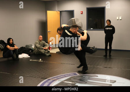 Luigi Mondelli, Brazilian Jiu Jitsu 4 Black Belt, demonstriert eine double leg Takedown an den Stewart Air National Guard Base, NY, am 4. März 2017. Mondelli, Leiter Ausbilder an American Top Team in Conneticut, reist nach Stewart Air National Guard Base real-life Selbstverteidigung Taktik in die Luft der Nationalgarde zu unterrichten. (U.S. Air National Guard Foto von Master Sgt. Lee Guagenti) Stockfoto