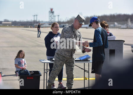 Kol. Kevin Doyle, Kommandant der Ohio Air National Guard 180. Fighter Wing, präsentiert einen Läufer mit einer Auszeichnung für den Gewinn seiner Altersklasse in der ich glauben ich kann fliegen, 5K im Toledo Express Airport 9. April 2017 in Swanton, Ohio. Die 180FW beteiligt sich an Community-Events, zurückzugeben und pflegen eine enge Beziehung mit der Ohio-Gemeinschaft. Das Rennen bietet jetzt in seinem dritten Jahr Läufer aller Altersgruppen, die seltene Gelegenheit, eine einzigartige Lauf auf den Rollwegen von Nordwesten Ohios ganz eigene 180FW, aber auch die Förderung des Bewusstseins und Beschaffung von Mitteln zugunsten unserer Veteranen, die geben verwendet Stockfoto